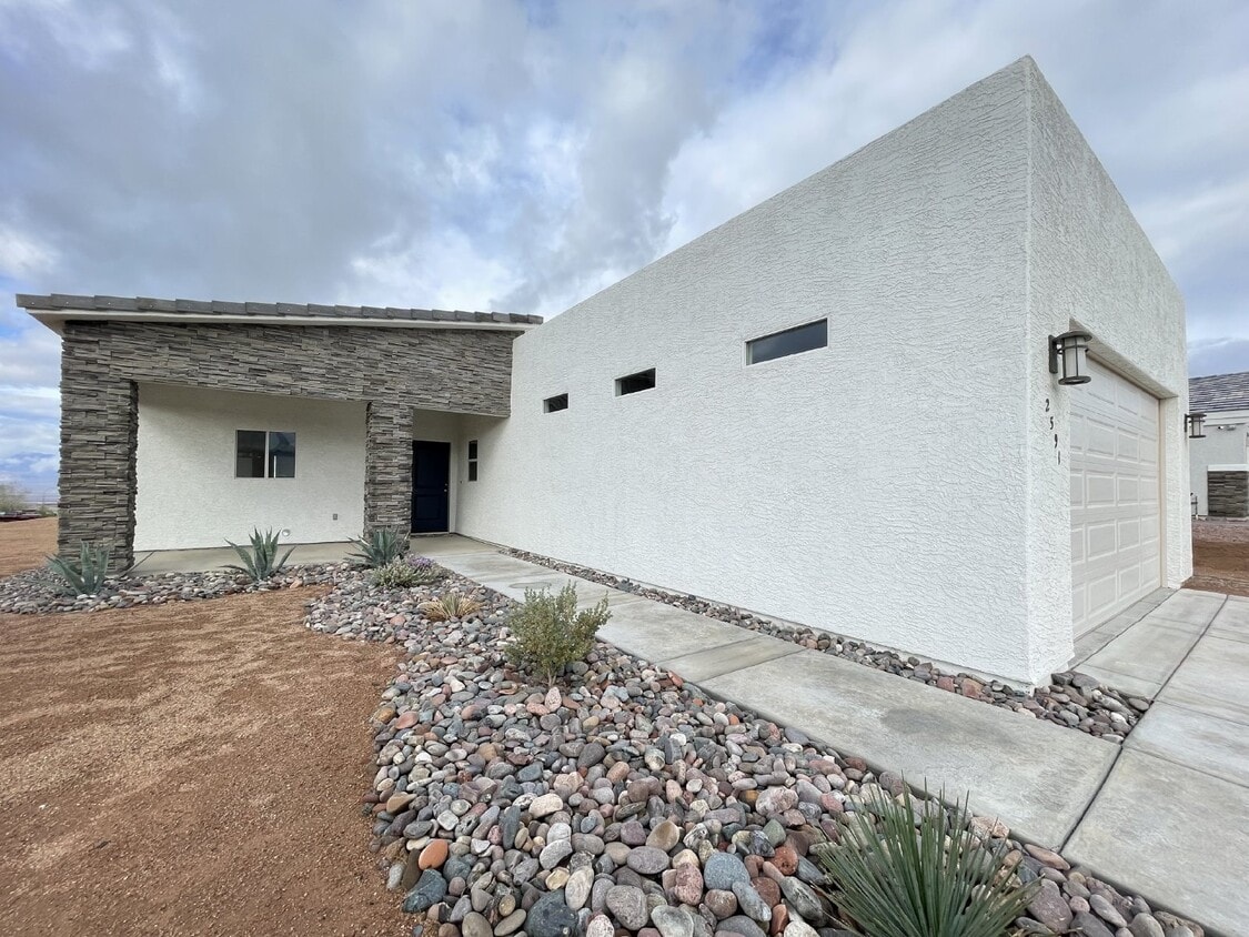 Primary Photo - Beautiful Contemporary home with panoramic...