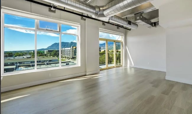 Building Photo - 415 E Pikes Peak Ave