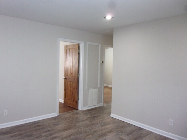 Building Photo - Recently Refreshed 2 Bedroom 1 Bath Home Minutes from Uptown Charlotte