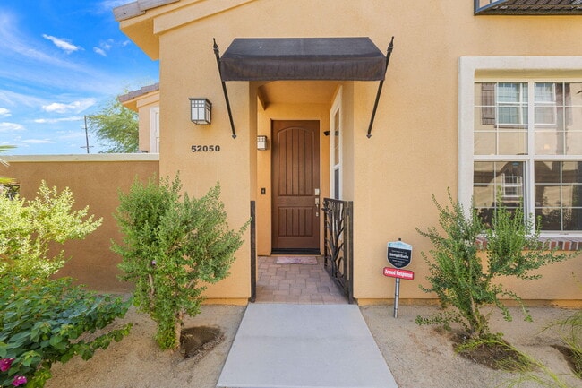 Foto del edificio - 52050 Rosewood Ln