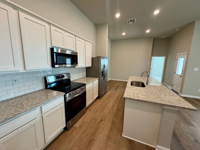 Foto del edificio - Stunning 4x2.5 Luxury Duplex in Buda, TX!