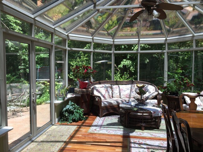 Foto del edificio - Beautifully secluded 5 bedroom home in the...