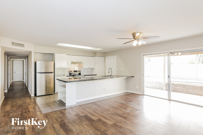Foto del edificio - 3325 W Desert Cove Ave