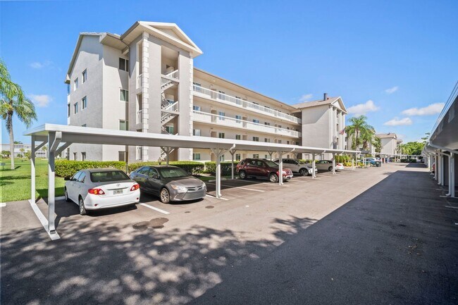 Foto del edificio - Stunning 2 beds 2 baths condo with lake view in Fort Myers