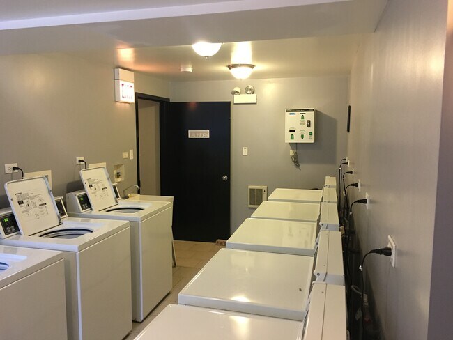 Foto del edificio - 4870 N Rockwell St