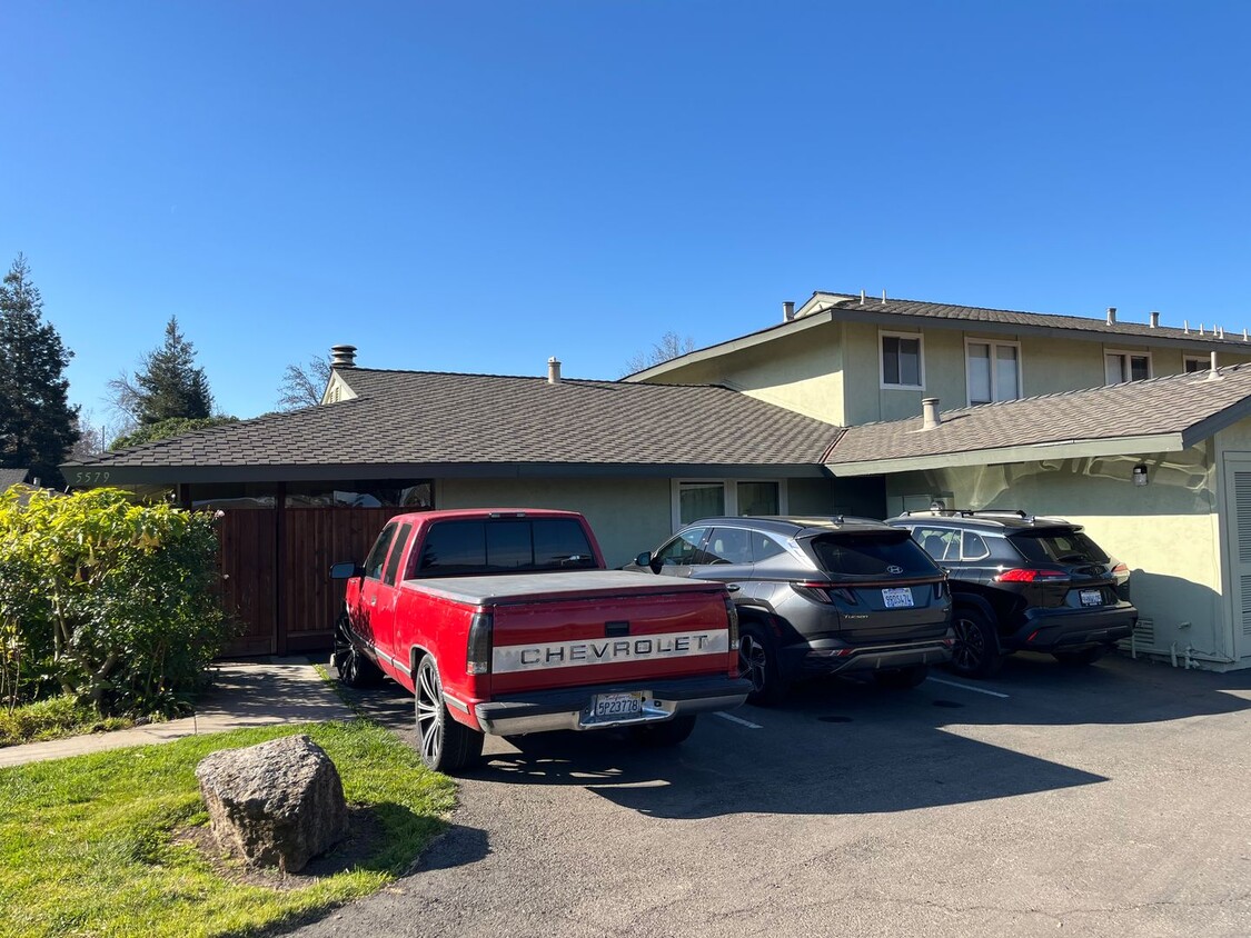 Foto principal - 3 bed, 2 bath with AC, hardwood/laminate f...