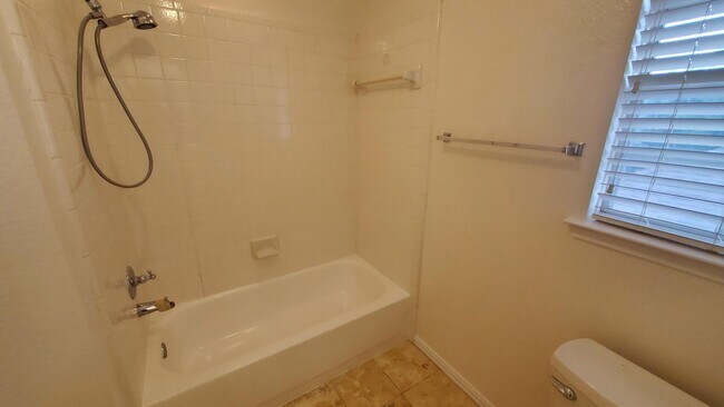 Foto del edificio - Spacious 5-Bedroom, 4-Bath Home in Richard...