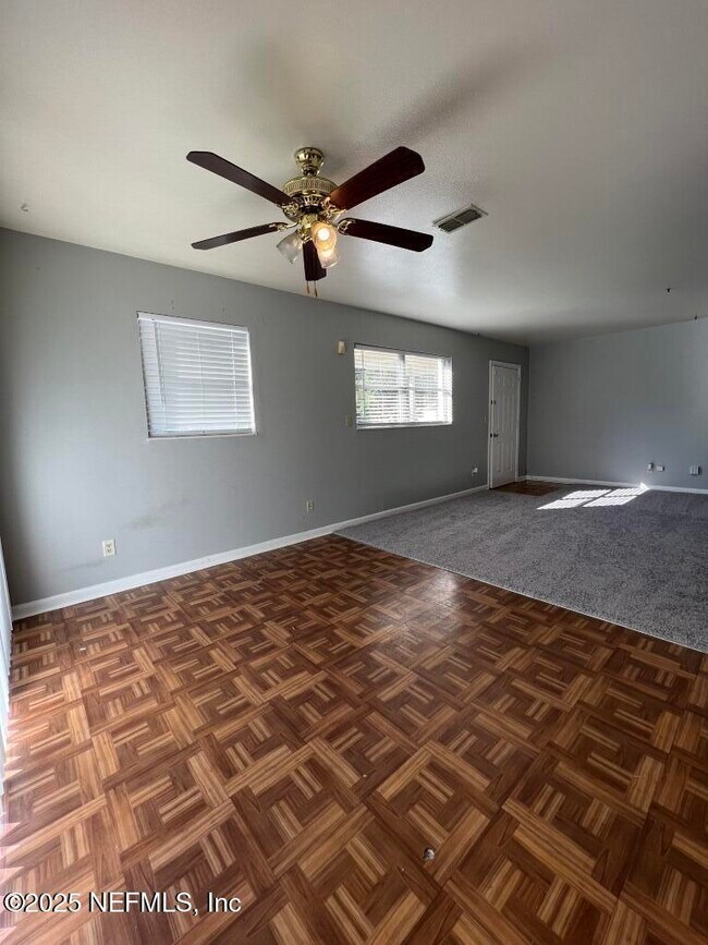 Foto del edificio - 8095 Lourdes Dr W