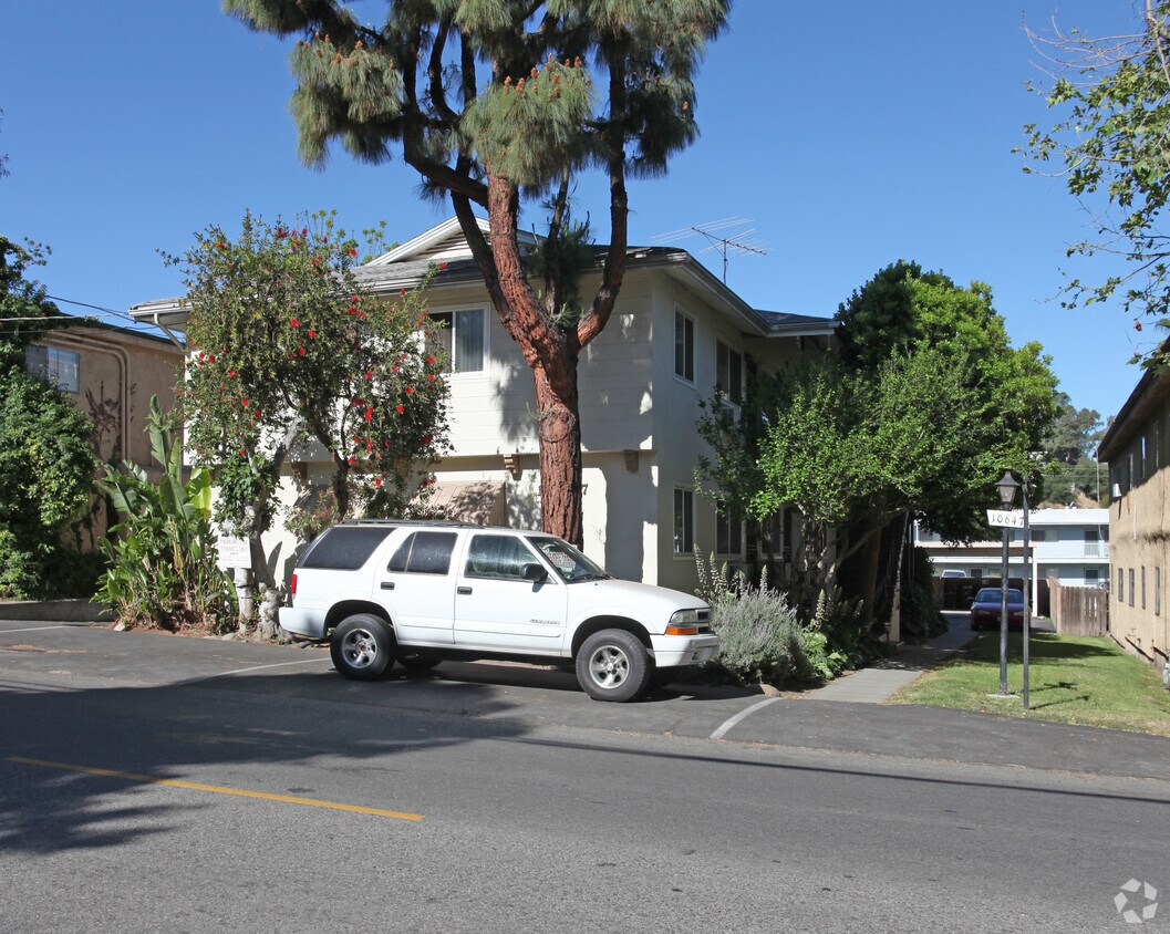 Foto principal - 10647 Sherman Grove Ave