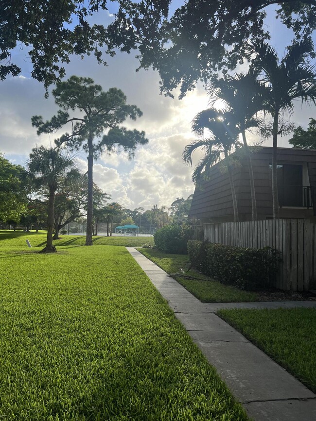 Foto del edificio - 2430 24th Ln