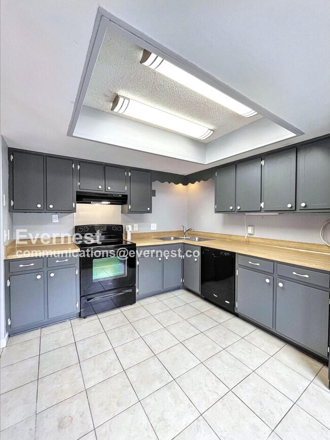 Building Photo - 5600 Country Dr