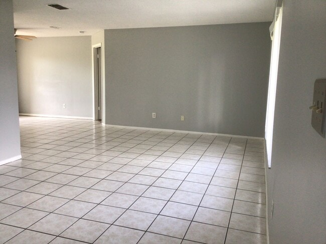 Building Photo - 1-Story Home.. 4 bedroom 2 bath home