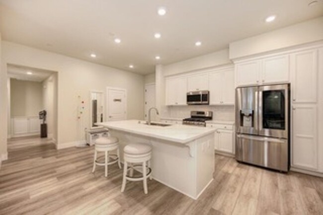 Building Photo - Upscale 2/2 Apartment in The Cannery!-$500...
