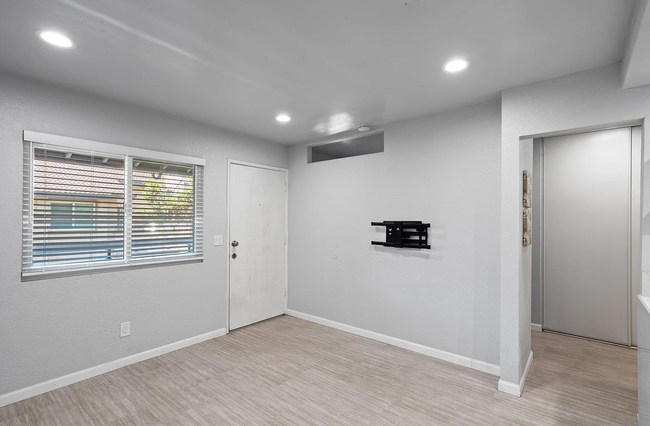 Building Photo - 875 W San Ysidro Blvd