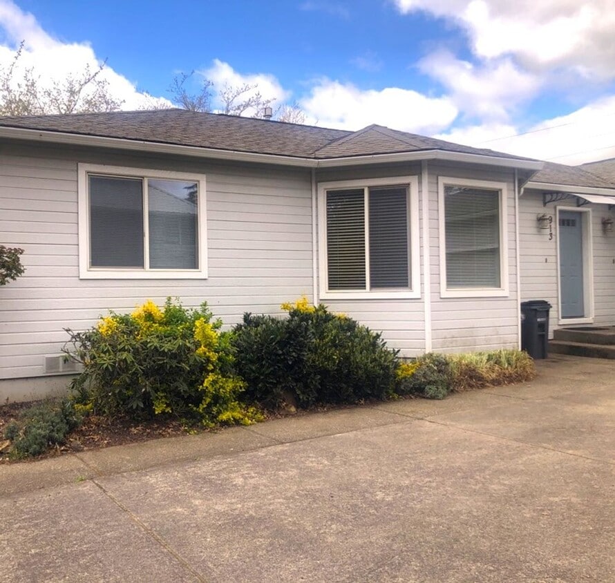 Primary Photo - Charming 2 bedroom, 2 bath in Medford!
