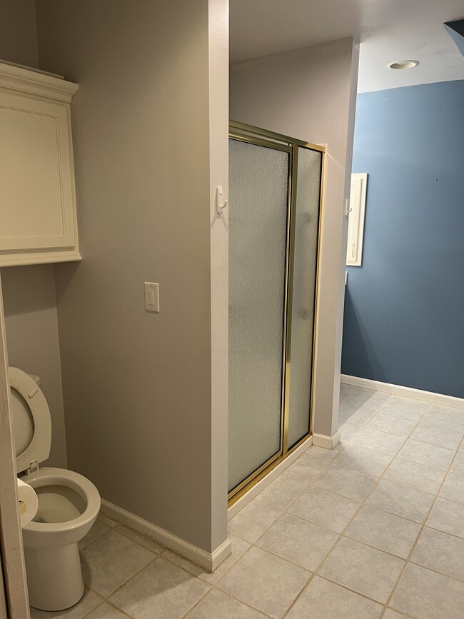 Full Bath - 1st fl - 8008 Appaloosa Ln
