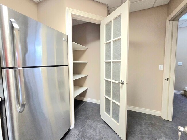 Photo du bâtiment - 7542-7580 80 Ave NW