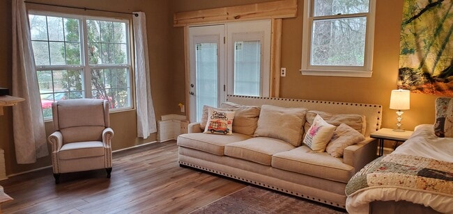 Foto del edificio - 683 Lakeside Dr