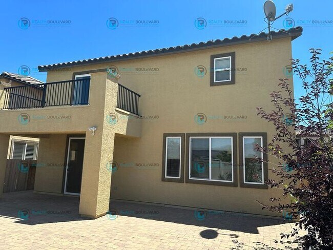 Building Photo - Beautiful 3 bedroom, 2.5 bathroom home fea...