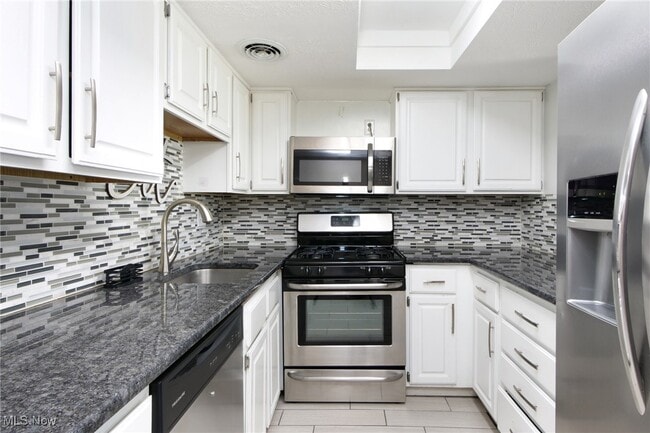 Building Photo - 267 Deepwood Dr