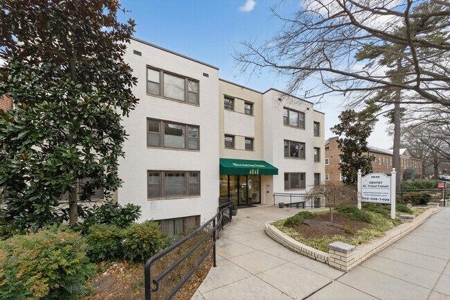 Foto del edificio - 4840 MacArthur Blvd NW