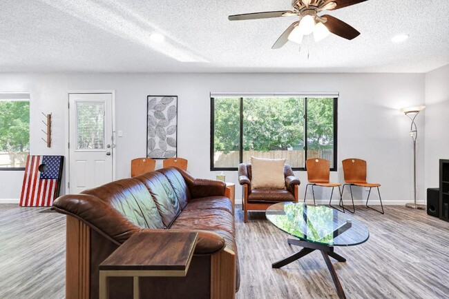 Building Photo - 6807 Skynook Dr