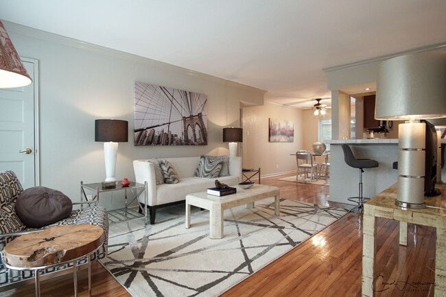 Foto del edificio - 2 Bedroom 1 Bathroom Downstairs Apartment