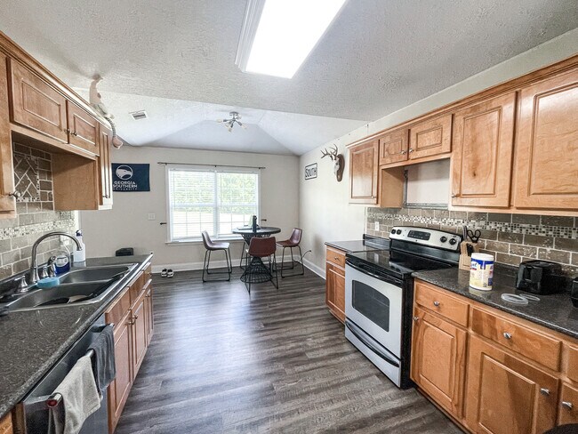 Foto del edificio - 613 Waverly Ln