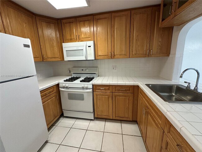 Foto del edificio - 6707 N Kendall Dr