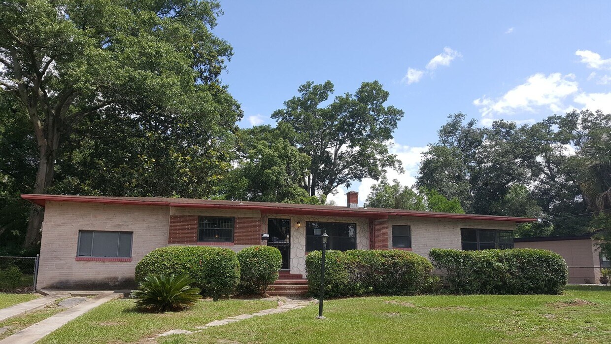 Primary Photo - Classic 3 bedroom Ranch style home in Nort...