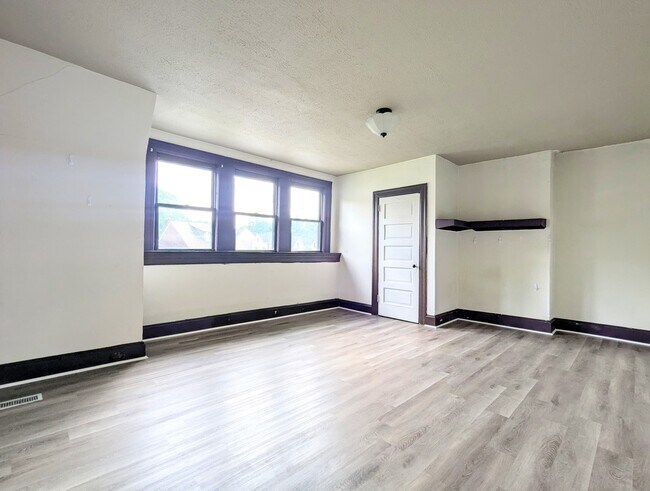 Photo - 229 N Graham St Apartments