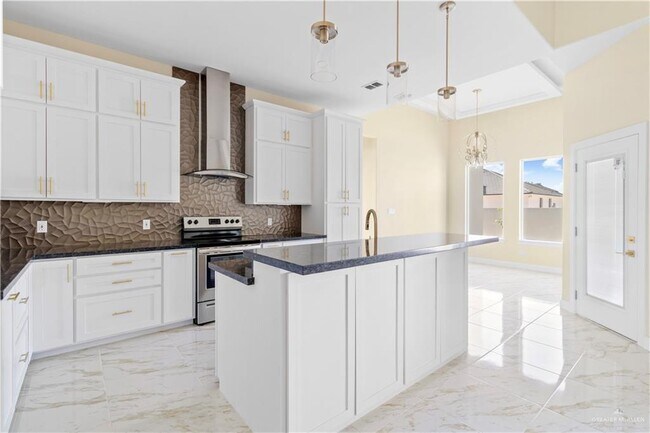 Building Photo - 1708 Villa Centenario Dr