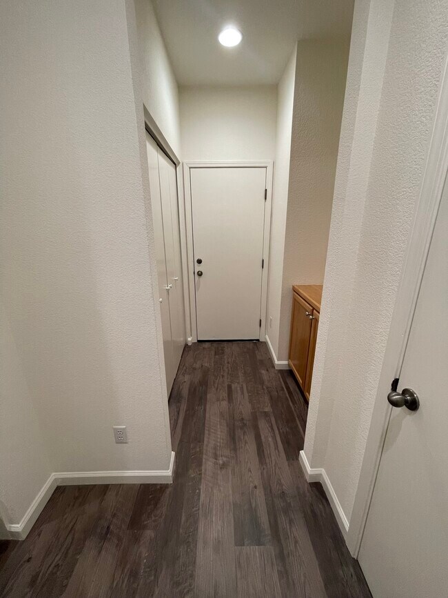 Entrada al primer piso, lavandería y acceso al garaje. - Tapestry at Silverwood