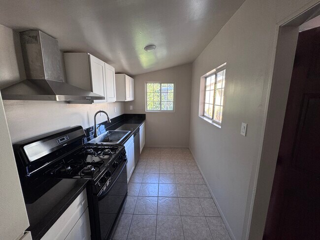 Cocina de estudio - 7614 Security Ave