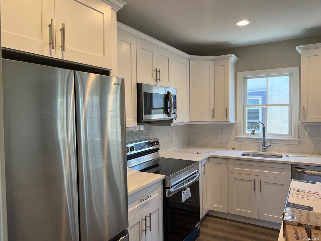 Foto principal - 269 Bayville Ave