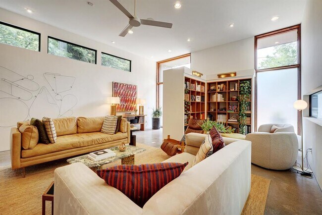 Foto del edificio - 2412 E 9th St