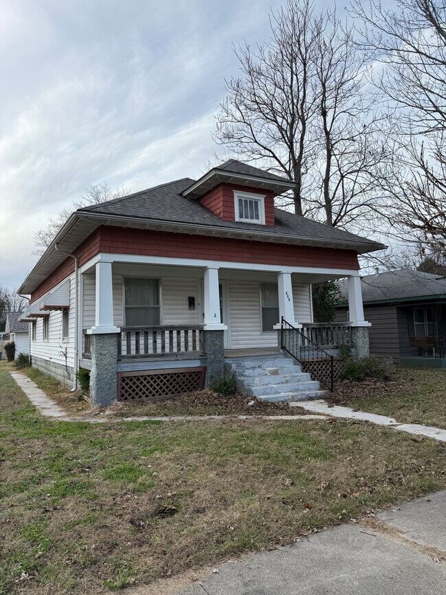 Foto del edificio - COMING SOON: 2 bedroom, 1 bath home with large front porch coming soon!