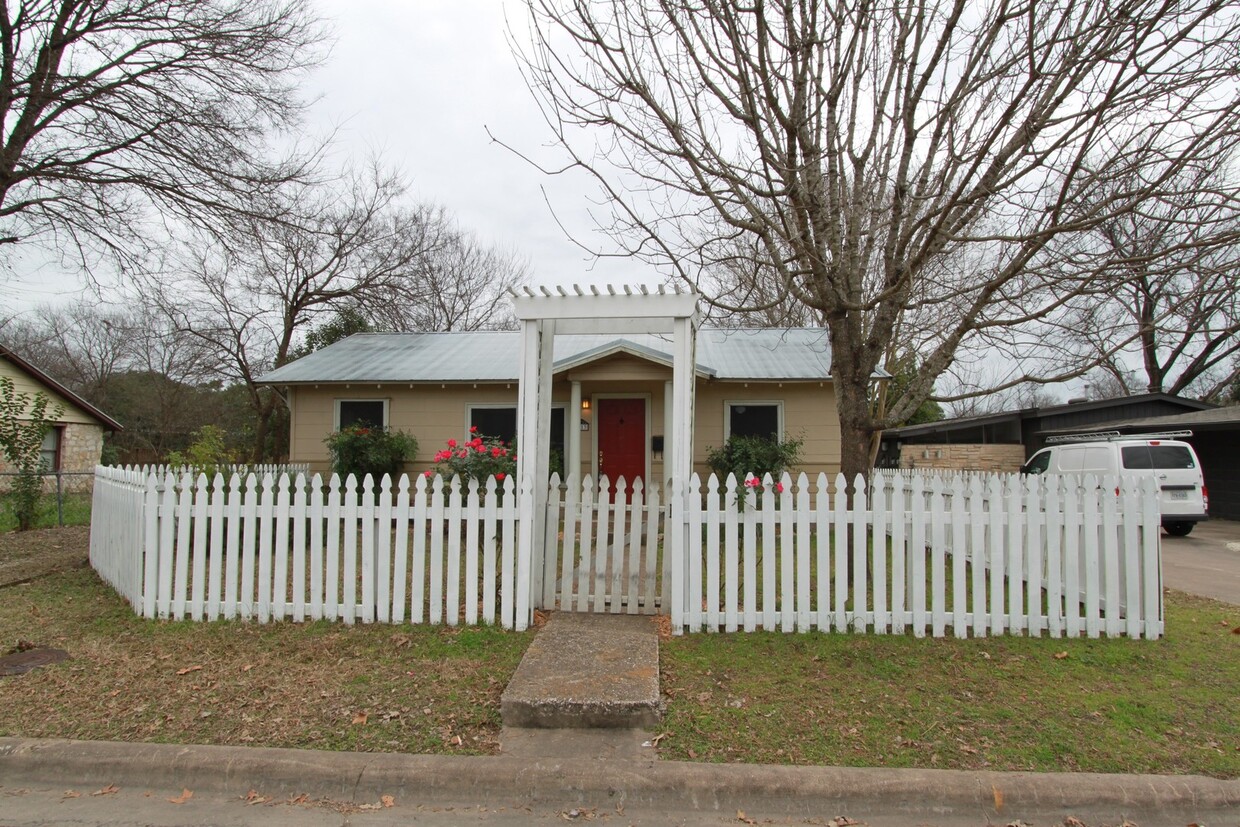 Primary Photo - Quaint 3 Bedroom, 1 Bath Home in Brentwood...