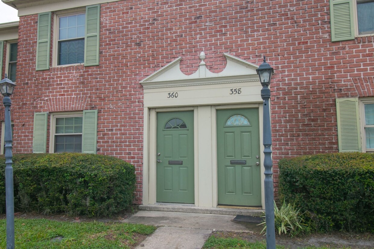 Foto principal - Two bedroom townhome available with beauti...