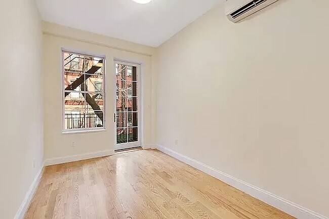 Foto del edificio - 341 W 48th St