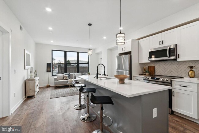 Foto del edificio - 6211 Woodbine Ave