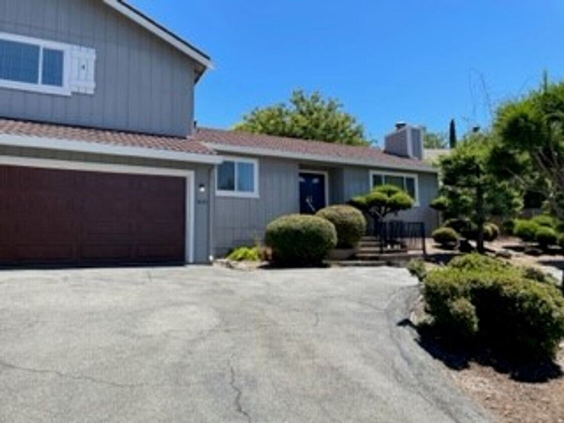 Primary Photo - -Spacious 4 Bed 2.5 Bath, House, with Hew ...