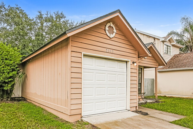 Building Photo - 2513 Townsquare Dr