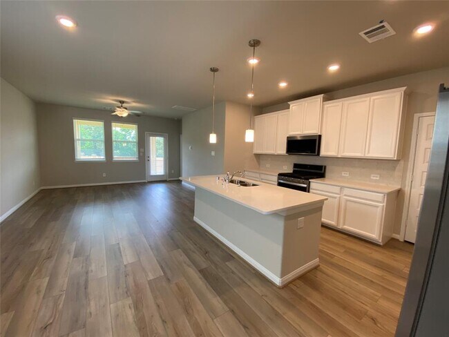 Foto del edificio - 7015 Silverleaf Oak St