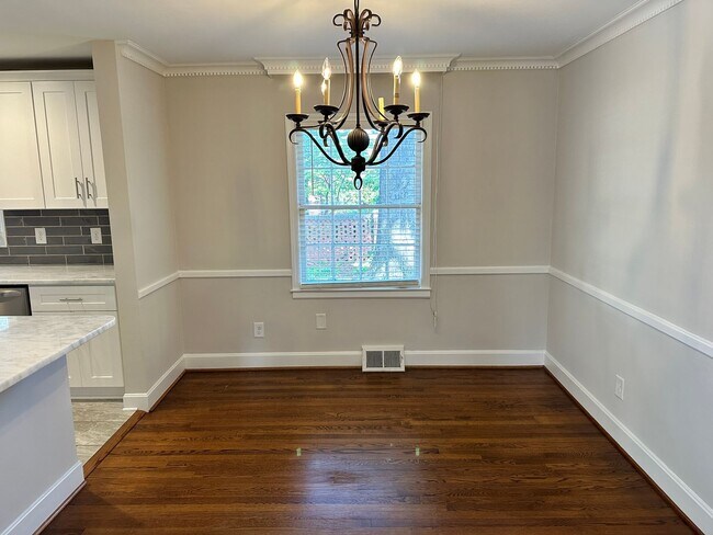Foto del edificio - Myers Park 3 Bedrooms 2 Bathroom Duplex!