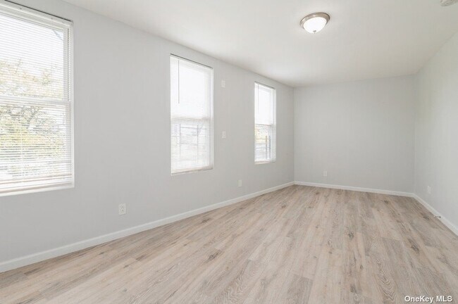 Foto del edificio - 200-05 Hollis Ave