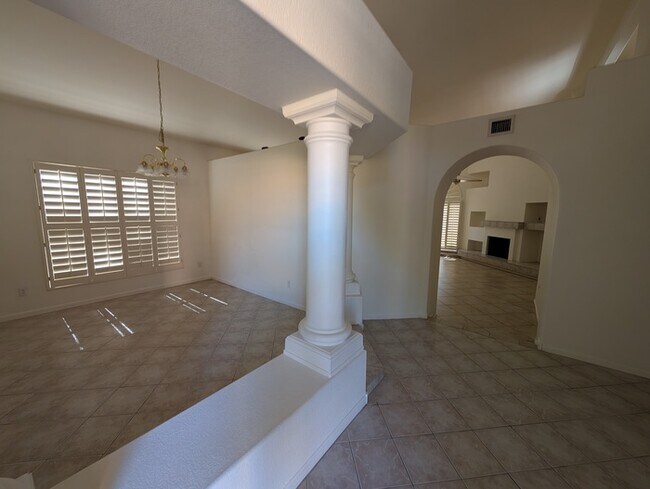 Foto del edificio - Pointe Tapatio 3br with garage