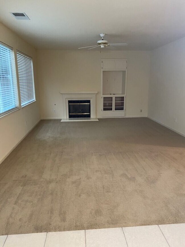 Foto del edificio - Rare Find! 5 bedroom spacious family home in a gated community Roseville.