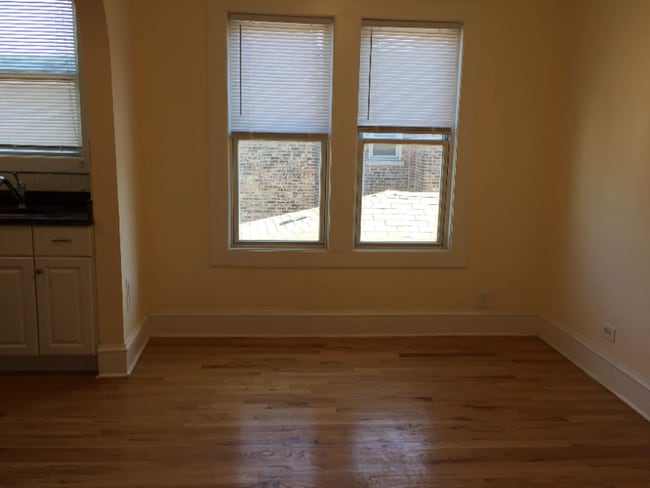 Foto del edificio - 832 W 34th Pl