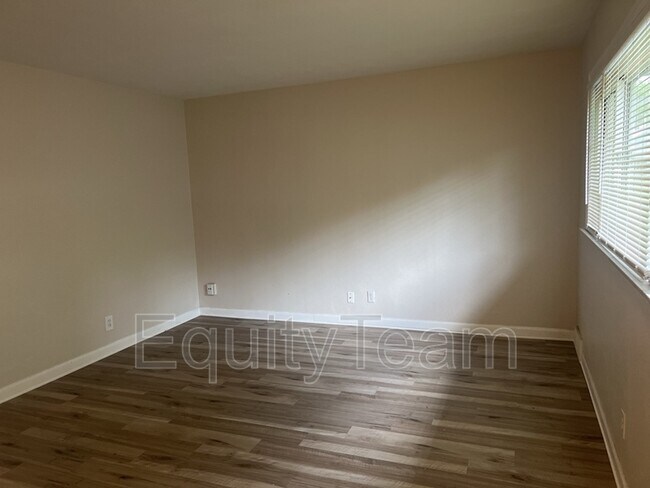 Foto del edificio - 1011 Blakley Dr